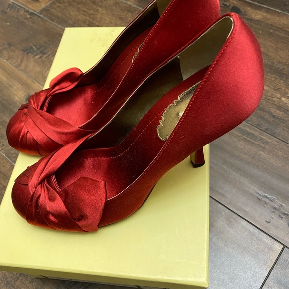 Gorgeous Red Satin Heels 👠 - Picture 13 of 13
